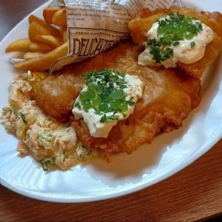 DORSZ PO LONDYŃSKU / GRUBE FRYTKI / SOS TATARSKI / PERŁY Z LIMONKI / SURÓWKA.