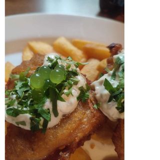 POŁOWA DORSZA ATLANTYCKIEGO PO LONDYŃSKU / GRUBE FRYTKI / SOS TATARSKI.