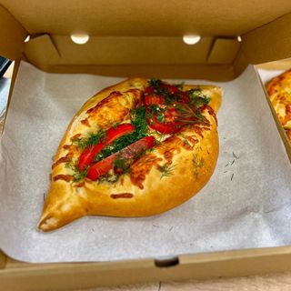 acharuli khachapuri Adżarskie chaczapuri z mięsem