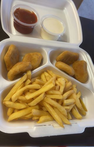 Nuggetsy z kurczaka z frytkami