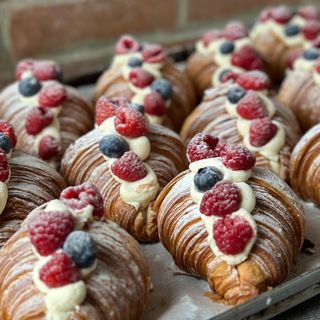 Croissant z kremem mascarpone i owocami