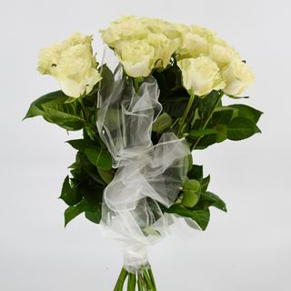Bukiet 11 róż białych z organzą