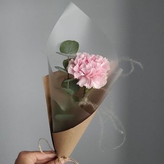 1 Goździk różowy z delikatna dekoracja