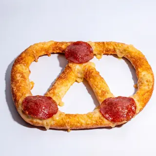 Precel z salami i serem mozzarella