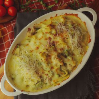 Pennie w sosie kurkowym z kurczakiem zapiekane serem