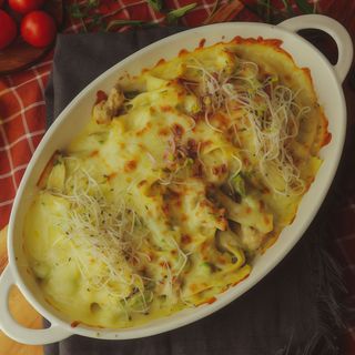 Penne w sosie brokułowym z kurczakiem zapiekane serem