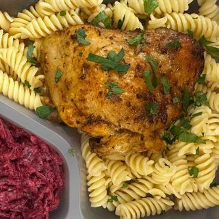 Zestaw Dnia450g ( makaron + udo kurczaka + surówka)