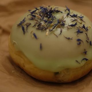 Pączek z nadzieniem Matcha (zielona herbata)