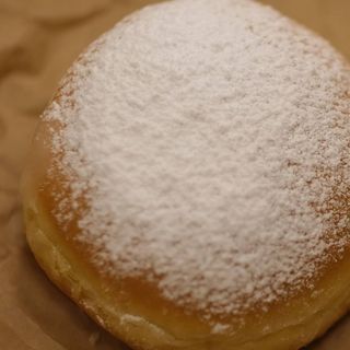 Pączek z marmoladą wiśniową