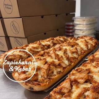 Zapiekanka z mięskiem kebab i surówką