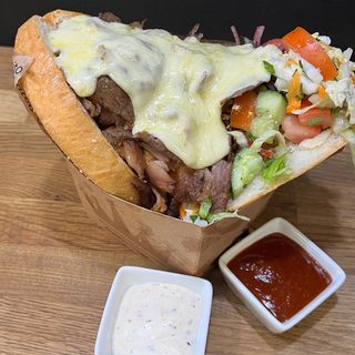 Kebab w bułce z serem