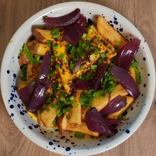 Frytki z sosem serowym 