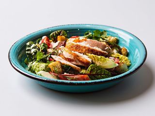 Salatka Cezar z kurczakiem