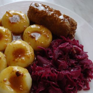 Rolada schabowa w sosie z klusksmi śląskimi z surowką