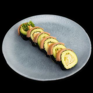 Futomaki sashimi z awokado i łososiem