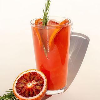 Czerwona pomarańcza z rozmarynem