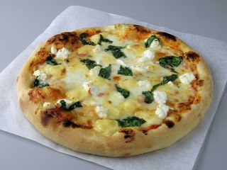 Quattro formaggi 42 cm + woda mineralna 