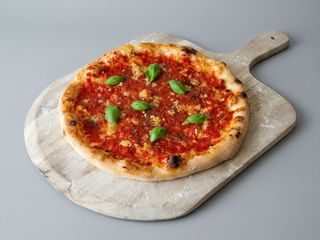 Marinara 42 cm + woda mineralna 