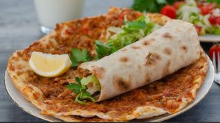 11. Lahmacun z karkówką z fetą - Mega