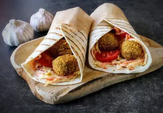 Tortilla roll falafel