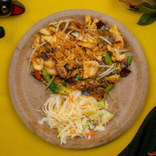 Makaron Smażony z Kurczakiem i Warzywami