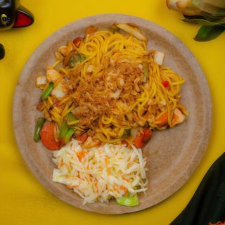 Makaron Smażony z Wieprzowiną i Warzywami