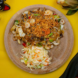 Makaron Smażony z Krewetkami i Warzywami