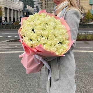 51 białych róż