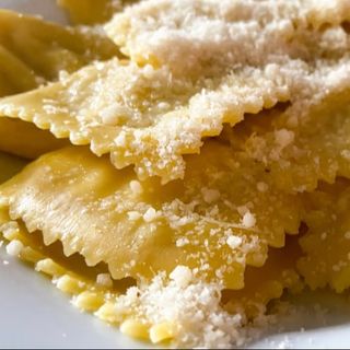 Pierożki Ravioli z perliczką i truflą