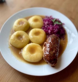 Rolada wieprzowa , kluski , surówka