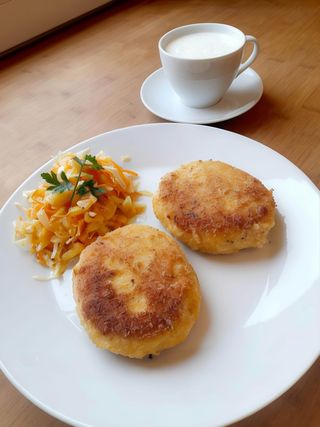 Kotleciki ruskie, surówka