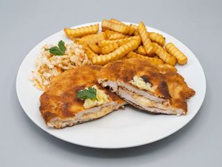 Cordon bleu z serem i szynka , frytki , surowka