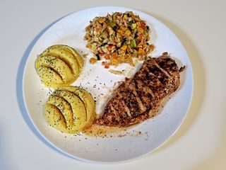 Grilowany filet z kurczaka, ziemniaki , surówka 