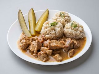 Kasza z gulaszem , ogórek kiszony