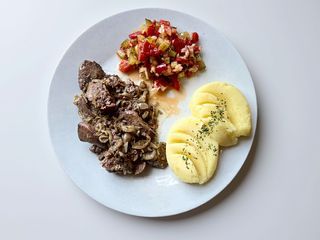 Wątróbka drobiowa  z cebulką , ziemniaki purre , surówka