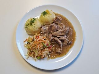 Gulasz z żołądków, ziemniaki , surówka 
