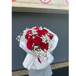 Bukiet róża z gipsówką w opakowaniu