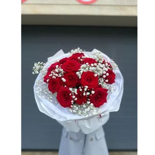 Bukiet róża z gipsówką w opakowaniu