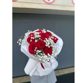 Bukiet róża z gipsówką w opakowaniu