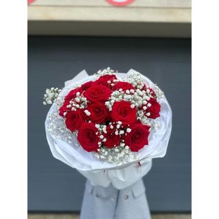 Bukiet róża z gipsówką w opakowaniu