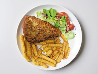 Schabowy po generalsku z frytkami