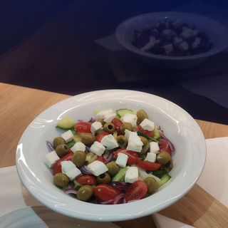 Sałatka grecka z bułeczkami czosnkowymi