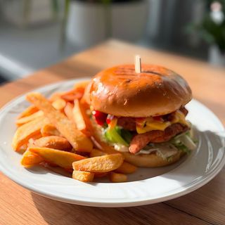 Burger z nugetsami + frytki stakhouse (250g)