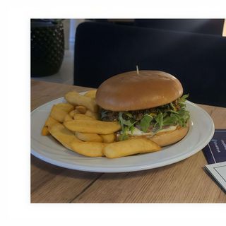 Burger z polędwiczkami + frytki steakhouse (250g)