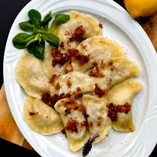 Pierogi z nadzieniem z kaszy gryczanej, twarogu i cebuli