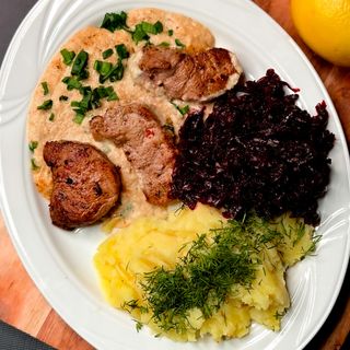 Polędwiczki z sosem chrzanowym, ziemniakami tłuczonymi i buraczki