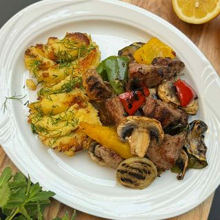 Kąski karkówki z grillowanymi warzywami