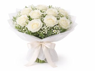 Bukiet białych róż z gipsówką