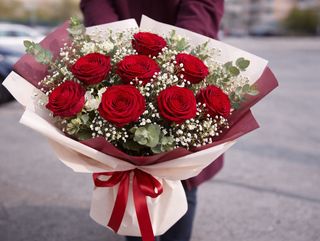 Bukiet czerwonych róż z gipsówką