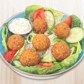 SAŁATKA Z FALAFELEM